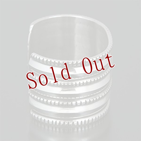 画像2: ナバホ族 Harrison Jim 1 5/8" 3連チゼルワーク インゴットシルバー バングル メンズ (2)