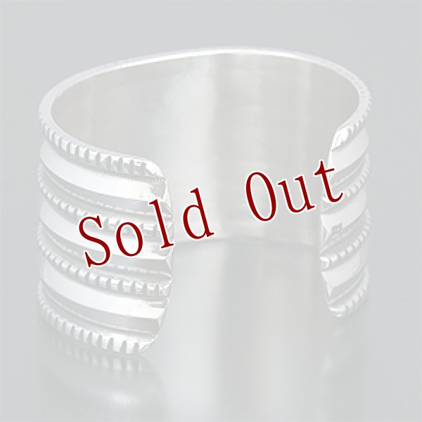 画像3: ナバホ族 Harrison Jim 1 5/8" 3連チゼルワーク インゴットシルバー バングル メンズ (3)