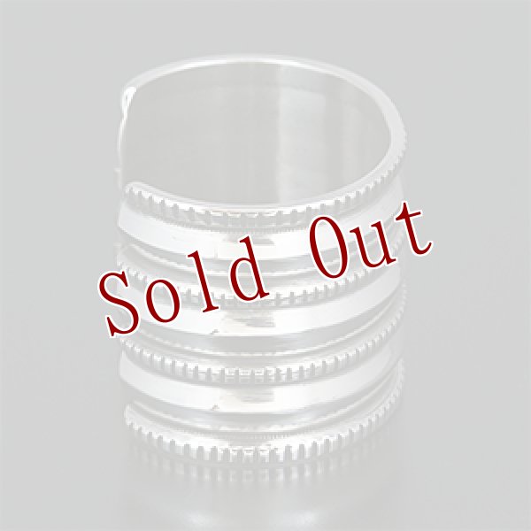 画像2: ナバホ族 Harrison Jim 1 5/8" 3連チゼルワーク インゴットシルバー バングル レディース (2)