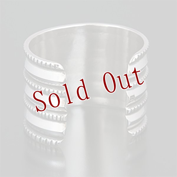 画像3: ナバホ族 Harrison Jim 1 5/8" 3連チゼルワーク インゴットシルバー バングル レディース (3)