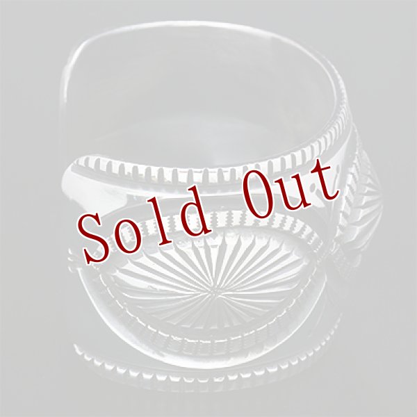 画像4: ナバホ族 Harrison Jim 1 1/2" リポウズ インゴットシルバー バングル (4)