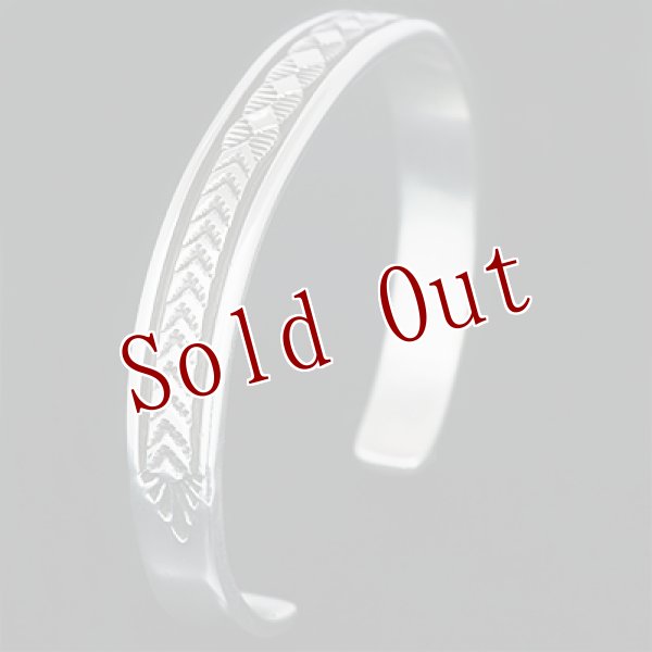 画像2: ナバホ族 Bruce Morgan 1/4" シルバー ダイヤ+アロー バングル (2)