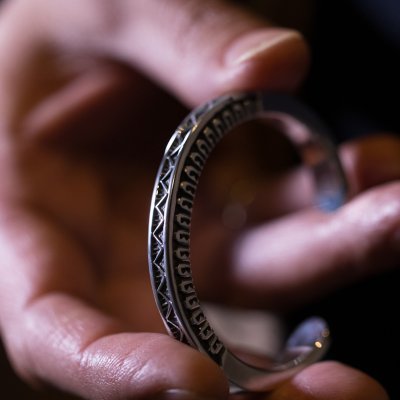 画像1: ナバホ族 Lyle Secatero #3スクエア ライトニング/フェザー バングル