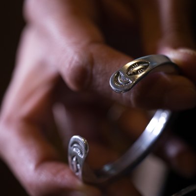 画像2: ナバホ族 Lyle Secatero #3スクエア ライトニング/フェザー バングル