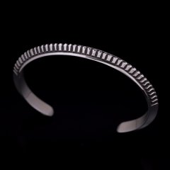 ナバホ族 Harrison Jim 2連チゼルワーク インゴットシルバー バングル