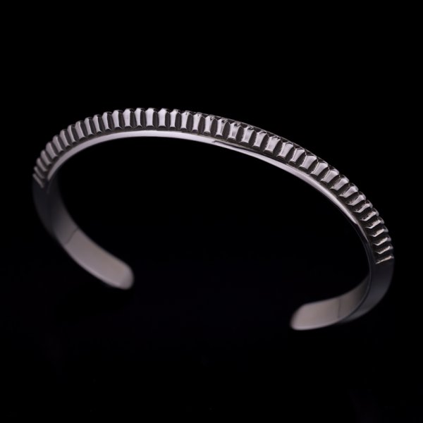 画像1: ナバホ族 Lyle Secatero #2トライアングル スタンプ バングル (1)