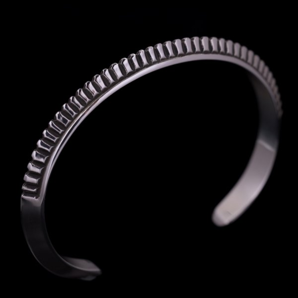 画像2: ナバホ族 Lyle Secatero #2トライアングル スタンプ バングル (2)