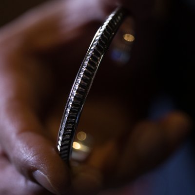 画像1: ナバホ族 Lyla Secatero #2トライアングル スタンプ バングル