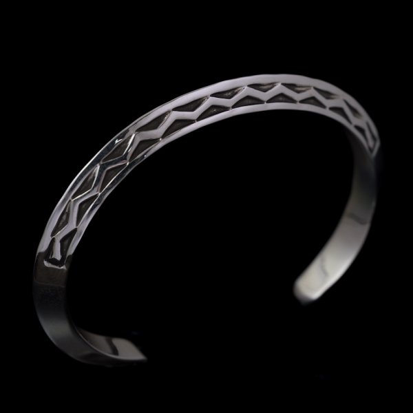 画像2: ナバホ族 Lyle Secatero #2トライアングル フェザー/ライトニング バングル (2)