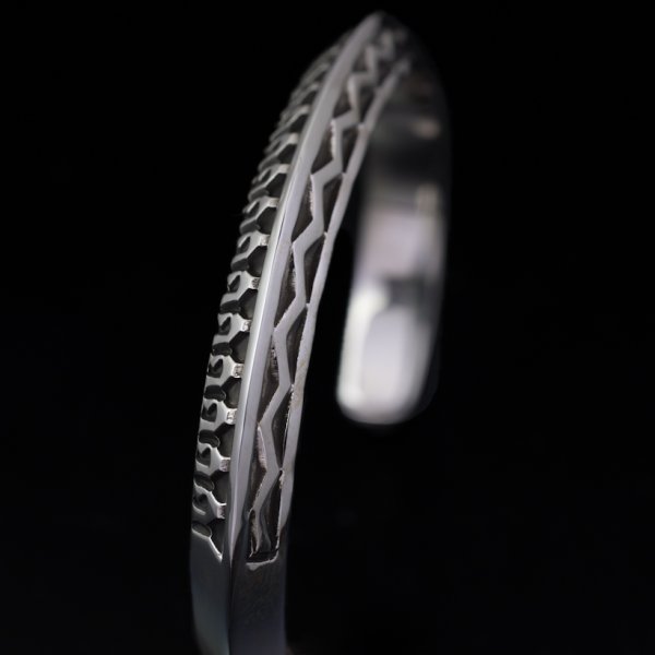 画像3: ナバホ族 Lyle Secatero #2トライアングル フェザー/ライトニング バングル (3)