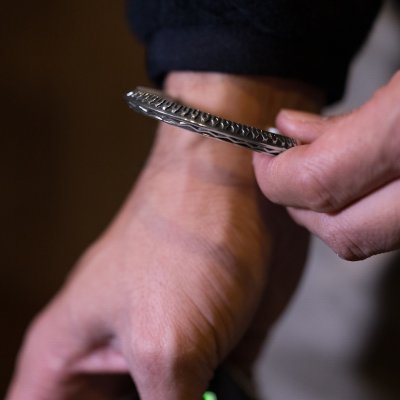 画像2: ナバホ族 Lyle Secatero #2トライアングル フェザー/ライトニング バングル