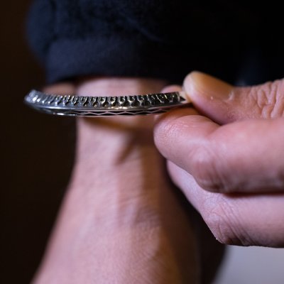 画像3: ナバホ族 Lyle Secatero #2トライアングル フェザー/ライトニング バングル