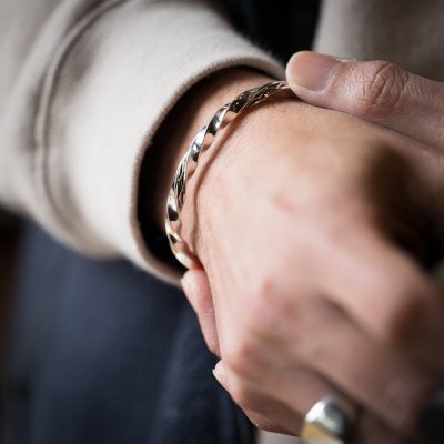 画像2: ナバホ族 Lyle Secatero #6スクエア ツイスト ライトニング バングル