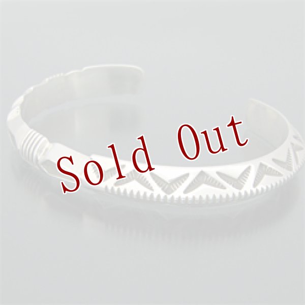 画像1: ナバホ族 Jennifer Curtis スタンプワーク トライアングルワイヤー バングル (1)