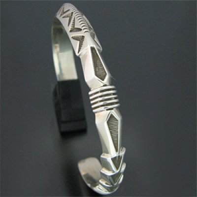 画像1: ナバホ族 Jennifer Curtis スタンプワーク トライアングルワイヤー バングル