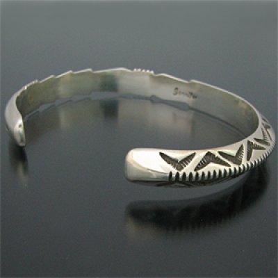 画像2: ナバホ族 Jennifer Curtis スタンプワーク トライアングルワイヤー バングル