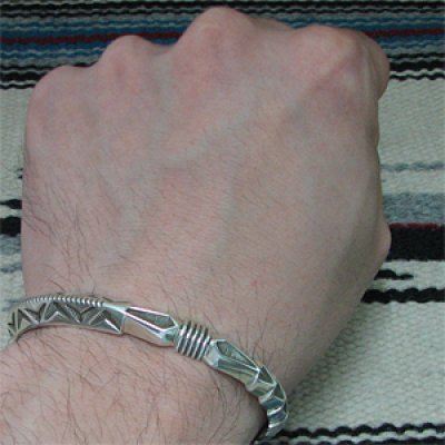 画像3: ナバホ族 Jennifer Curtis スタンプワーク トライアングルワイヤー バングル