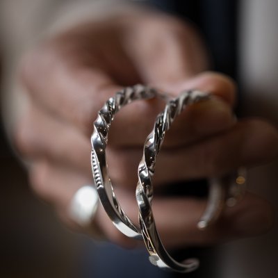 画像1: ナバホ族 Lyle Secatero #6スクエア ツイスト ライトニング バングル