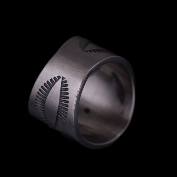 画像4: ナバホ族 Jacob D. Morgan バンプアウト/スタンプ シルバー リング 19.5号 (4)