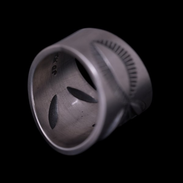 画像7: ナバホ族 Jacob D. Morgan バンプアウト/スタンプ シルバー リング 19.5号 (7)