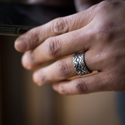 画像2: ナバホ族 Lyle Secatero 3/8" サン/マウンテン リング 14号