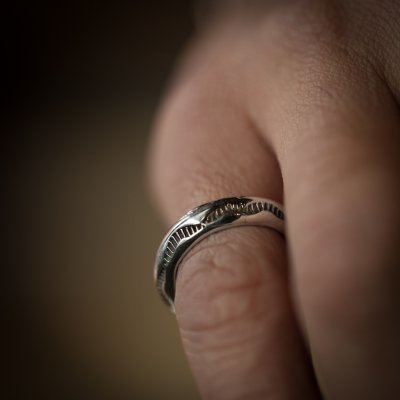 画像2: ナバホ族 Lyle Secatero #4ハーフラウンド ライトニング リング 14号