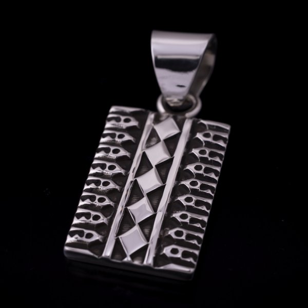 画像1: ナバホ族 Lyle Secatero ダイヤモンド/フェザー スクエア ペンダント (1)