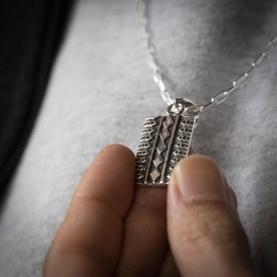 画像1: ナバホ族 Lyle Secatero ダイヤモンド/フェザー スクエア ペンダント