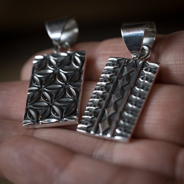 画像4: ナバホ族 Lyle Secatero ダイヤモンド/フェザー スクエア ペンダント (4)