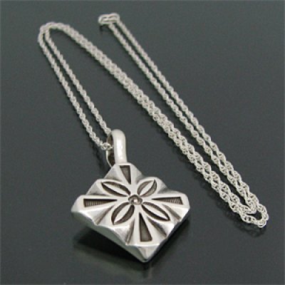 画像1: ナバホ族 Jennifer Curtis スタンプワーク スモール ネックレス