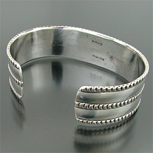 Perry Shorty Coin Silverバングル Perry Shorty Coin Silver Bracelet | Hoel's Sedona