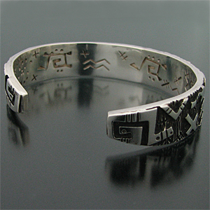 NAVAJOナバホKee Yazzieキーヤジーペトログリフビズビーバングル NAVAJOナバホKee YazzieキーヤジーペトログリフビズビーバングルSAINT